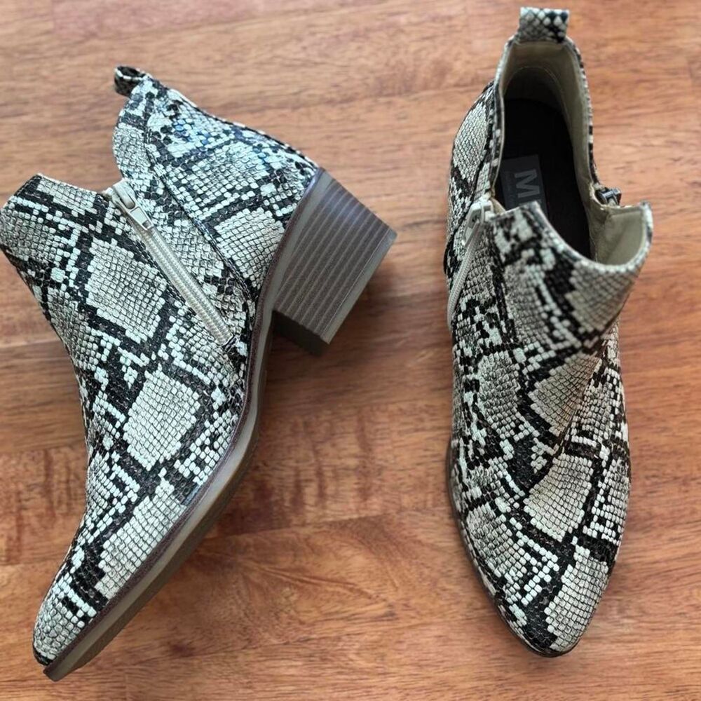 Mia Women's Black and Grey Boots